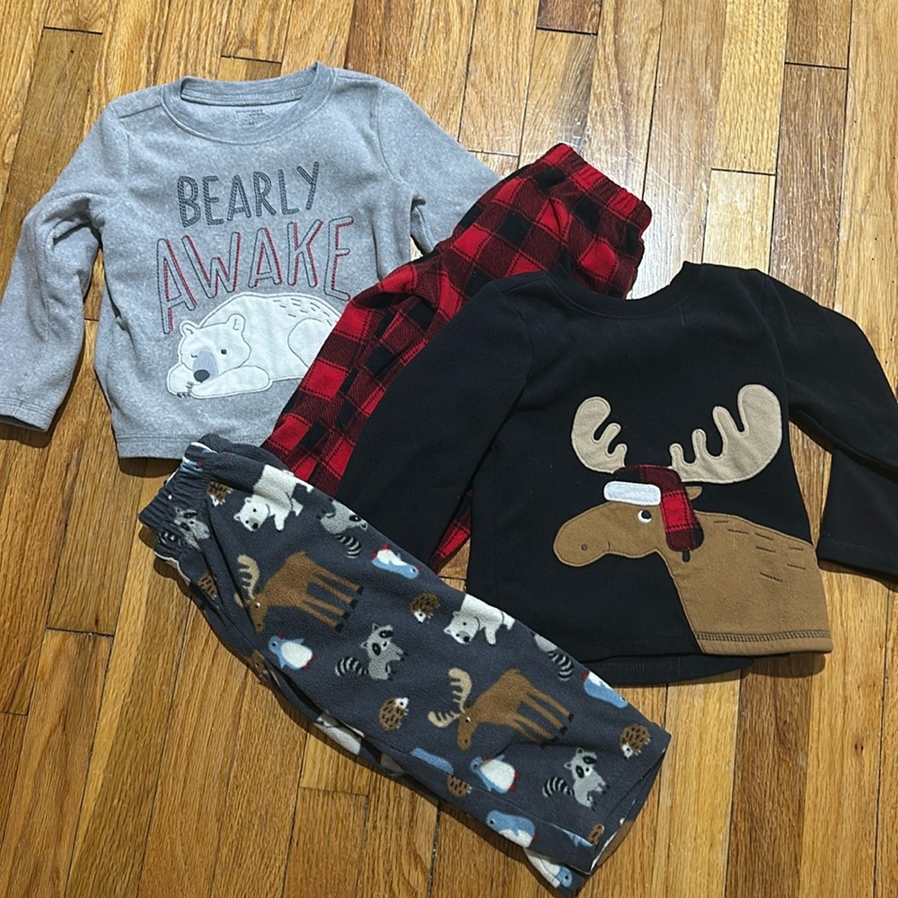 Carter’s 2T fleece jammkes 2 pair